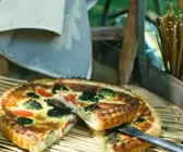 Tarte mit Brokkoli und Tomaten