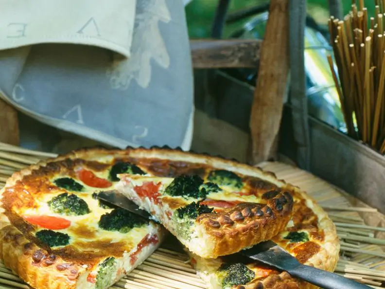 Tarte mit Brokkoli und Tomaten