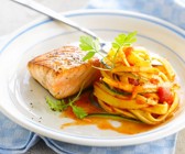 Lachs mit Zucchini-Tomatennudeln
