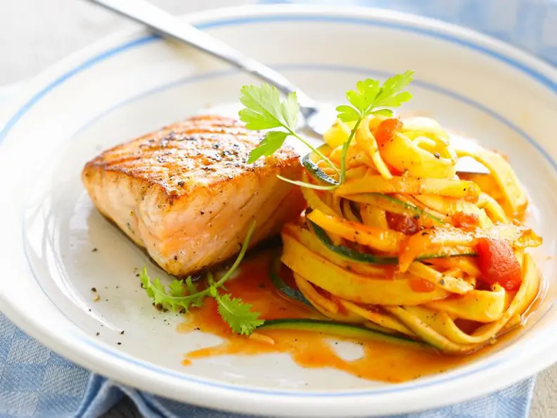 Lachs mit Zucchini-Tomatennudeln