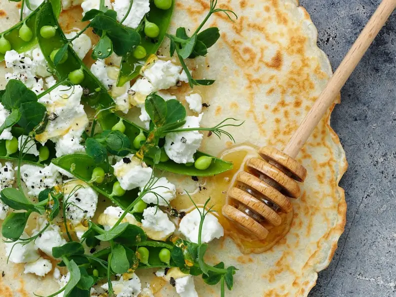 Pfannkuchen mit Ziegenfrischkäse und Erbsen