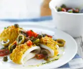 Gebackene Tintenfischringe mit Tomatensalat
