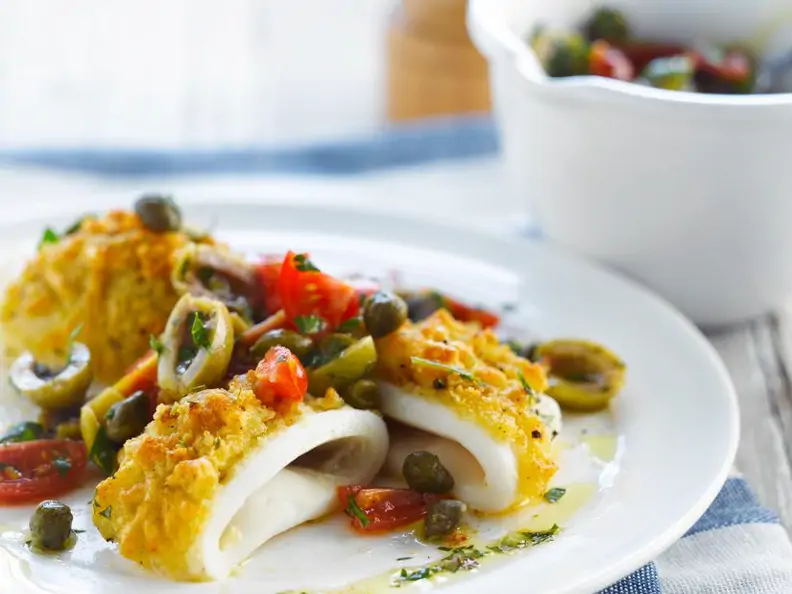 Gebackene Tintenfischringe mit Tomatensalat