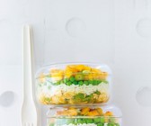 Schichtsalat mit Reis, Erbsen und Tofu