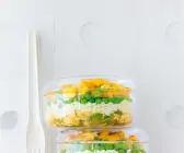 Schichtsalat mit Reis, Erbsen und Tofu