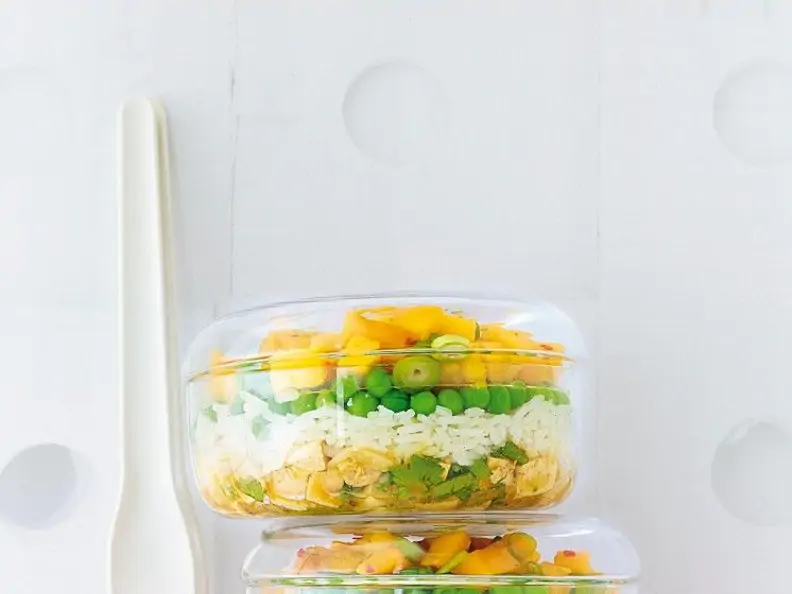 Schichtsalat mit Reis, Erbsen und Tofu