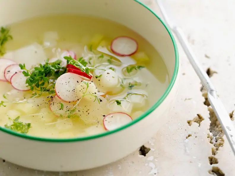 Klare Suppe mit Radieschen und Spargel