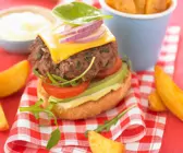 Cheeseburger mit Avocado
