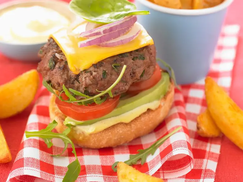 Cheeseburger mit Avocado
