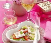 Tomate mit Avocado und Käse