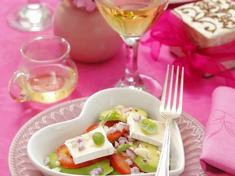 Tomate mit Avocado und Käse