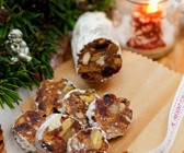 Schokorolle mit Trockenfrüchten und Nüssen