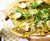 Artischocken-Pizza mit Rucola