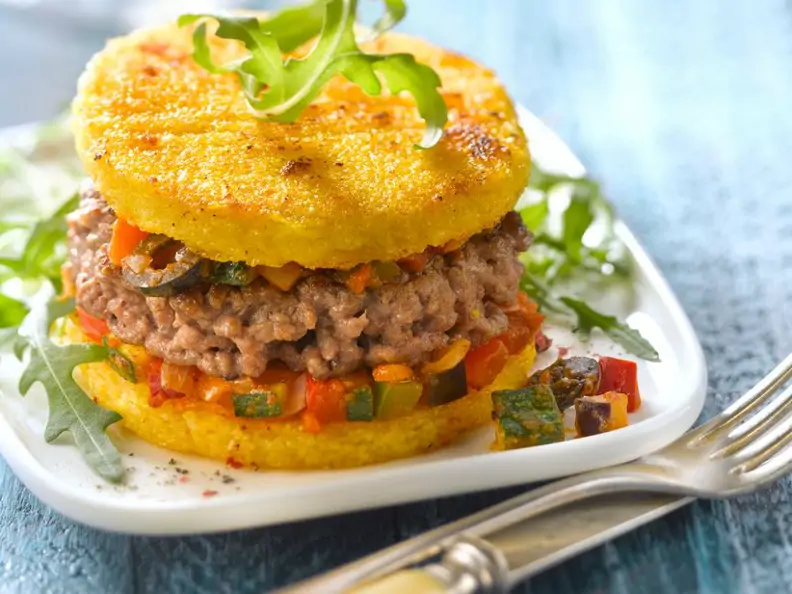Hamburger mit Polenta-Patties