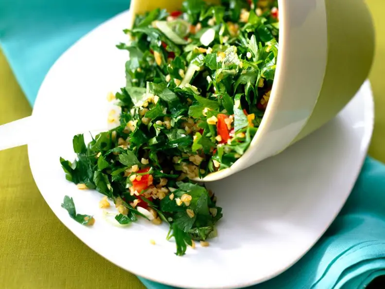Couscous-Salat mit Minze und Petersilie