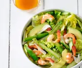 Blattsalat mit Avocado und Shrimps