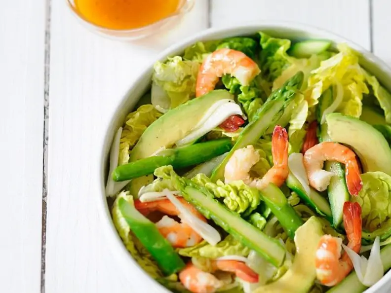 Blattsalat mit Avocado und Shrimps