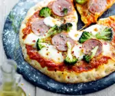 Pizza mit Wurst, Mozzarella und Brokkoli