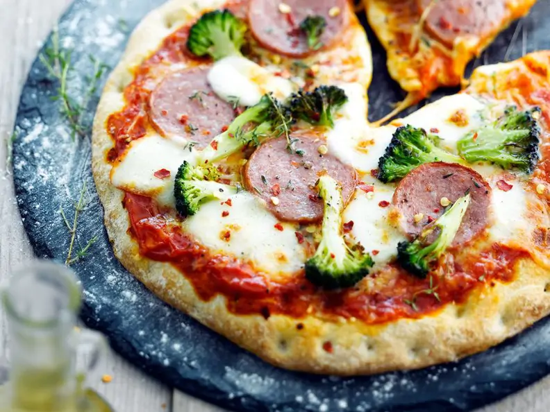 Pizza mit Wurst, Mozzarella und Brokkoli