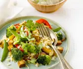 Gemüsepfanne mit Tofu und Reis