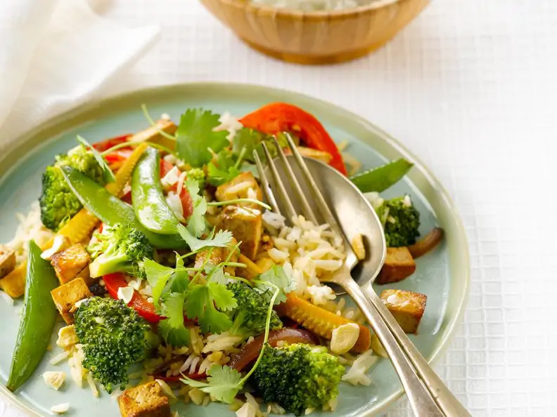 Gemüsepfanne mit Tofu und Reis
