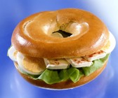 Camembert-Bagel mit Ei und Frischkäse
