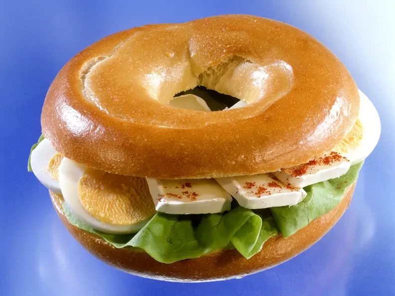 Camembert-Bagel mit Ei und Frischkäse