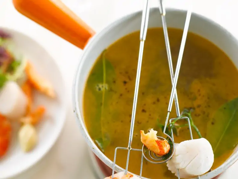 Fondue mit Garnelen und Jakobsmuscheln