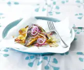 Gebratenes Fischfilet mit Kartoffeln und Zwiebeln