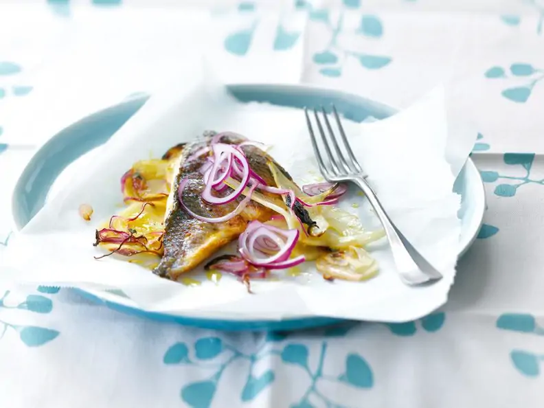 Gebratenes Fischfilet mit Kartoffeln und Zwiebeln
