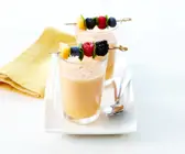 Smoothie mit Obstspießen