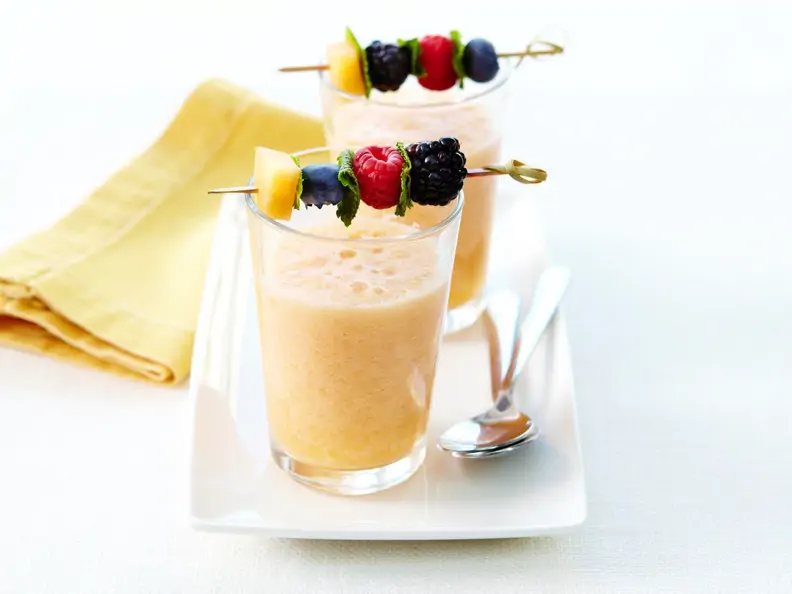 Smoothie mit Obstspießen