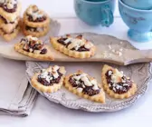 Plätzchen mit Feigencreme und Macadamianüssen