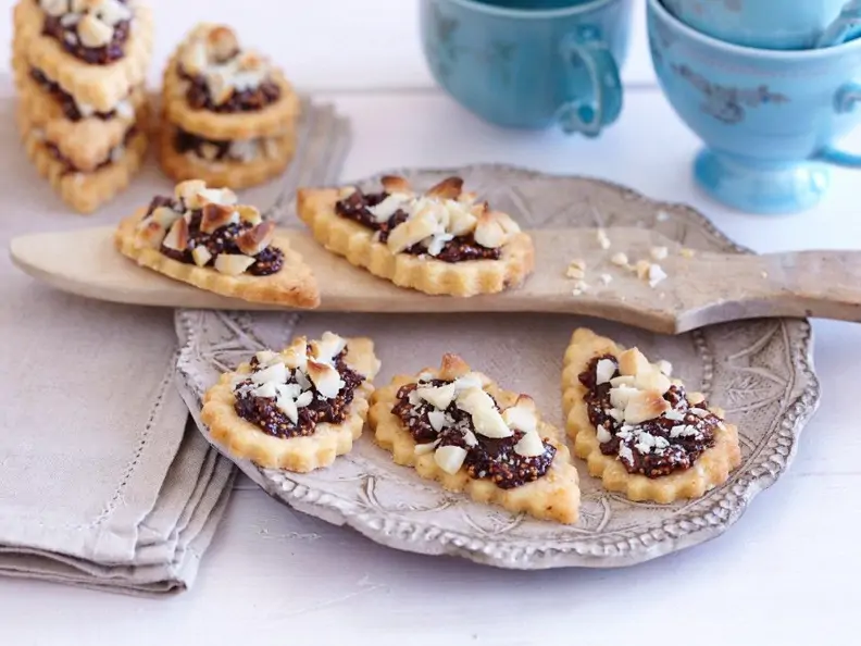 Plätzchen mit Feigencreme und Macadamianüssen