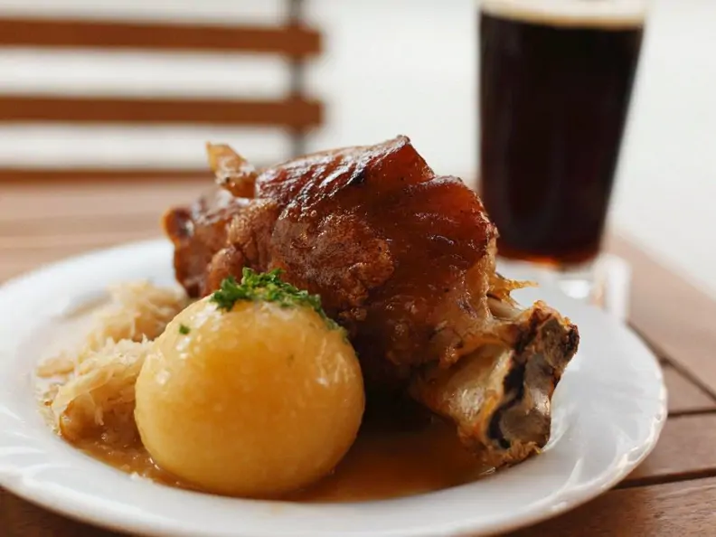 Schweinshaxe mit Kartoffelknödel