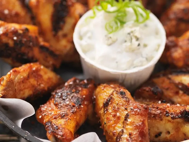 Chicken Wings mit Käsedip