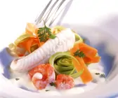 Gedämpfte Seezunge mit Gemüse und Cremesauce