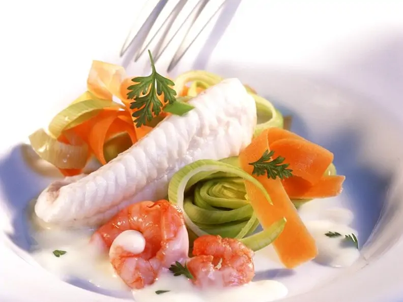 Gedämpfte Seezunge mit Gemüse und Cremesauce
