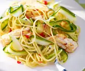 Pasta mit Tintenfisch, Zucchini und Peperoni