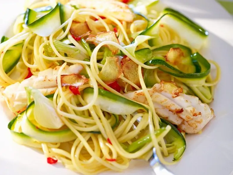 Pasta mit Tintenfisch, Zucchini und Peperoni