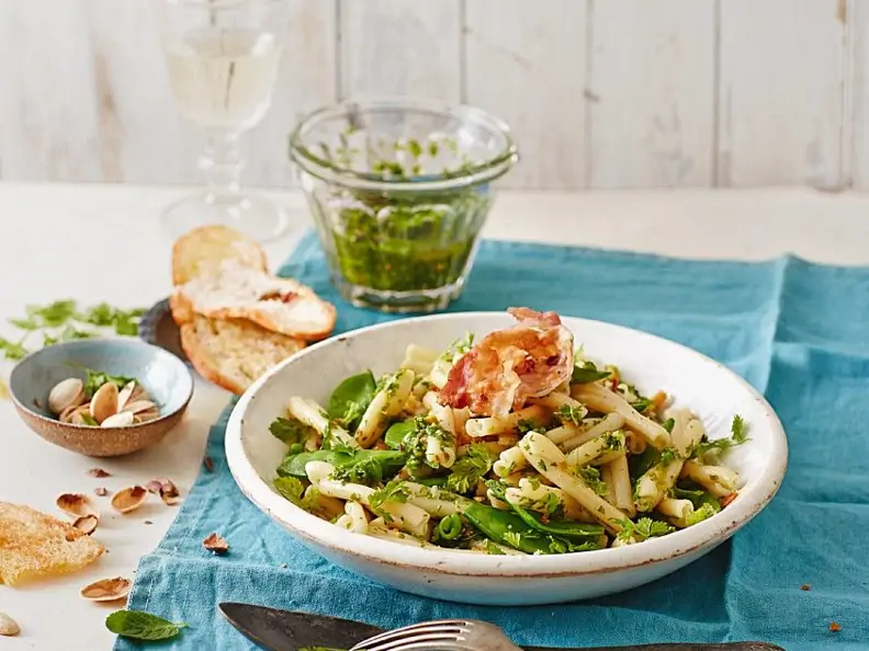 Casarecce mit Erbsen-Kerbel-Pesto, Pancetta und Minze