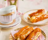 Eclairs mit Kaffeecreme und Karamel