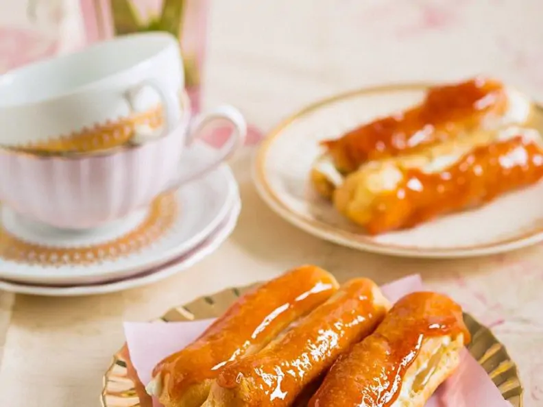 Eclairs mit Kaffeecreme und Karamel