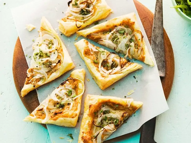 Kleine Zwiebel-Tartes