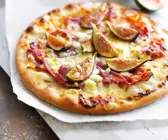 Mini-Pizza mit Feigen und Schinken