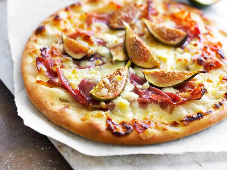 Mini-Pizza mit Feigen und Schinken