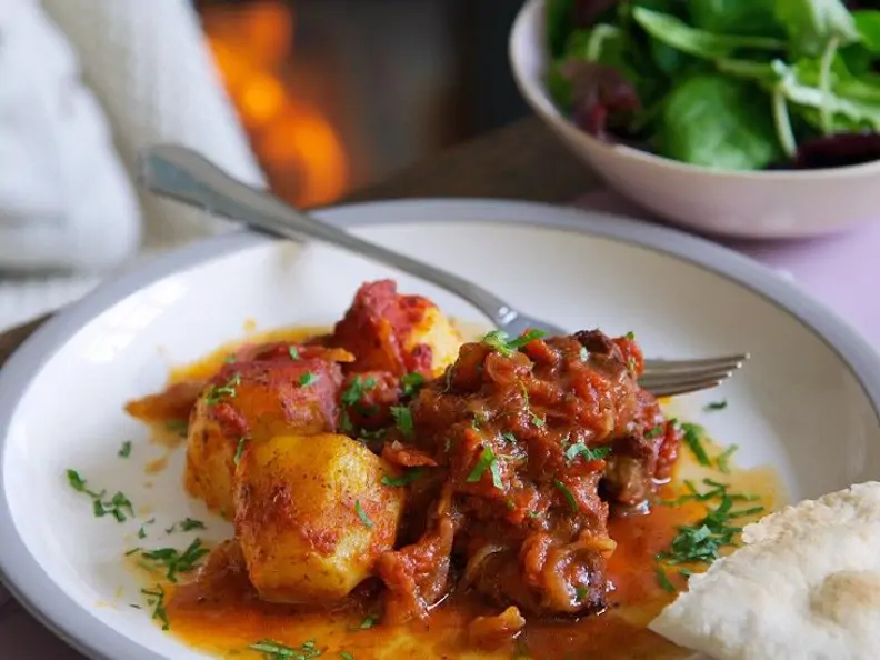 Lammgulasch mit Tomaten und Kartoffeln