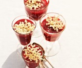 Beerengrütze mit Rhabarber und Holunderblüten