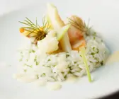 Frühlingsgemüse mit Garnelen, Sauce und Kräuterreis