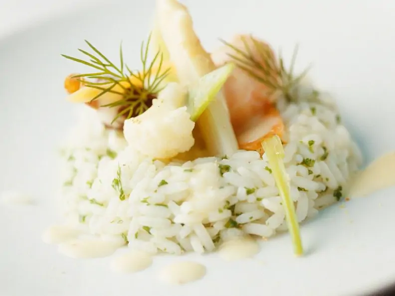 Frühlingsgemüse mit Garnelen, Sauce und Kräuterreis